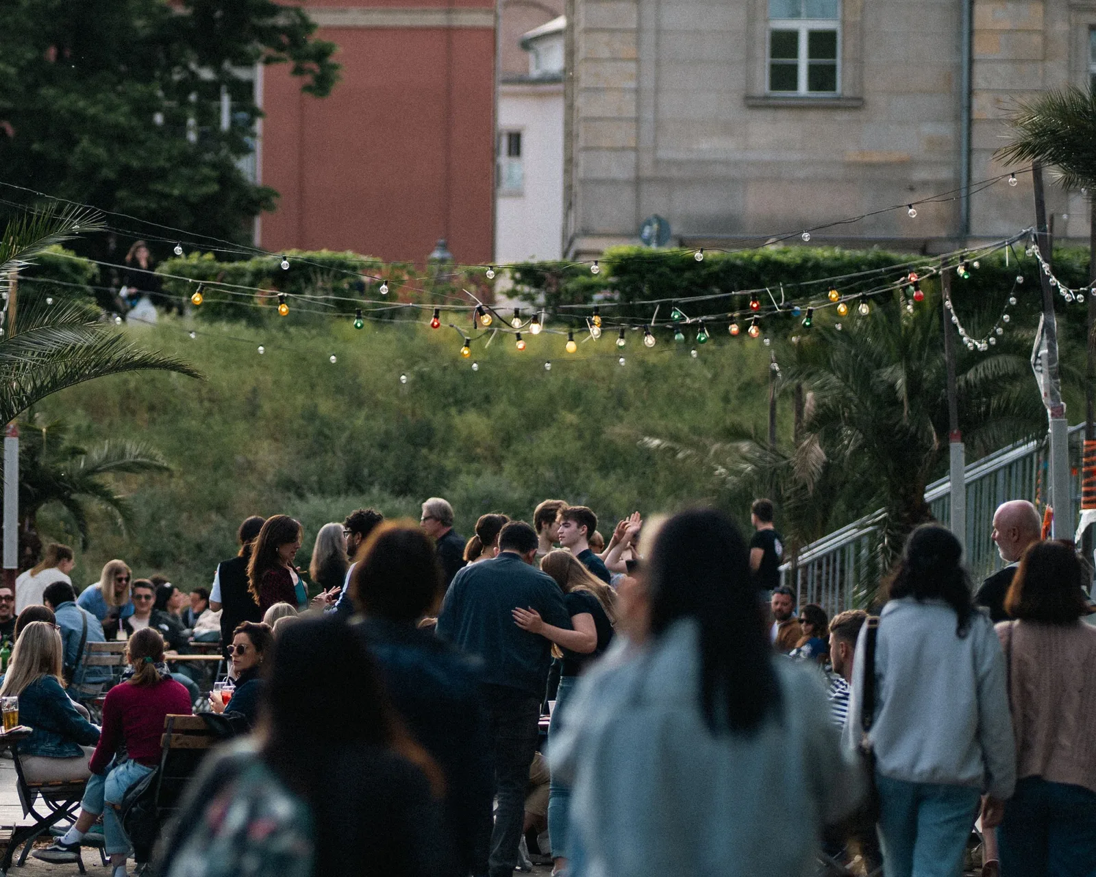 Viele Menschen feiern gemeinsam bei Abendlicht im Freien